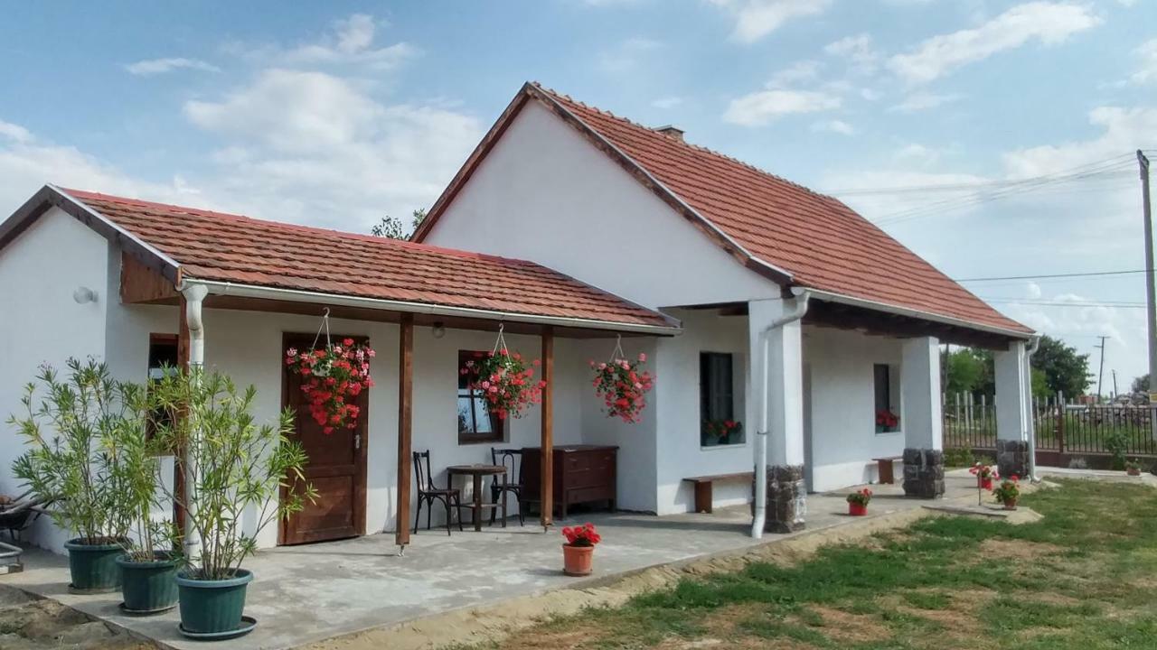 Oncsa Vendeghaz Hotel Gyongyos Luaran gambar